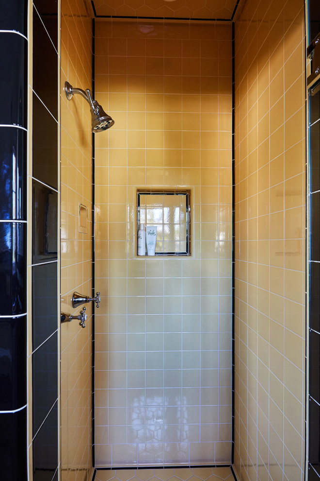 Imagen de cuarto de baño principal clásico de tamaño medio con puertas de armario blancas, bañera empotrada, baldosas y/o azulejos amarillos, baldosas y/o azulejos de porcelana, paredes blancas, suelo de baldosas de porcelana, lavabo con pedestal y encimera de azulejos