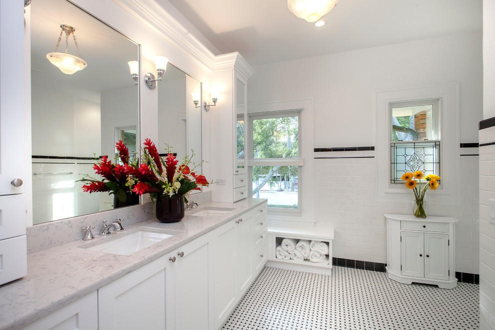 На фото: большая главная ванная комната в современном стиле с фасадами в стиле шейкер, белыми фасадами, душем в нише, раздельным унитазом, белой плиткой, плиткой кабанчик, белыми стенами, полом из мозаичной плитки, врезной раковиной и мраморной столешницей