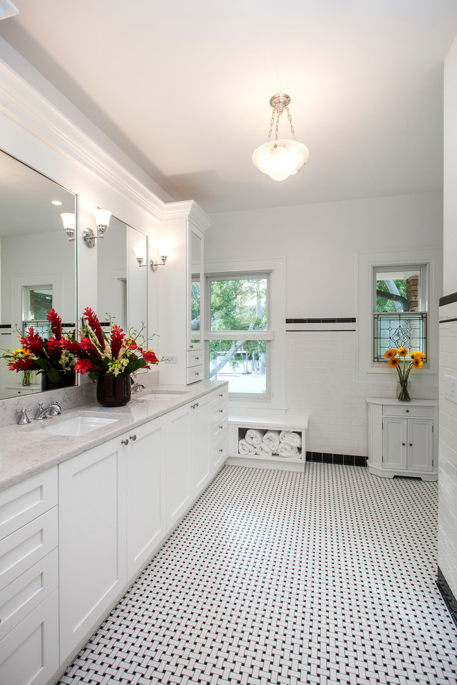 Inredning av ett modernt stort en-suite badrum, med skåp i shakerstil, vita skåp, en dusch i en alkov, vit kakel, tunnelbanekakel, vita väggar, mosaikgolv, ett undermonterad handfat, marmorbänkskiva och en toalettstol med separat cisternkåpa