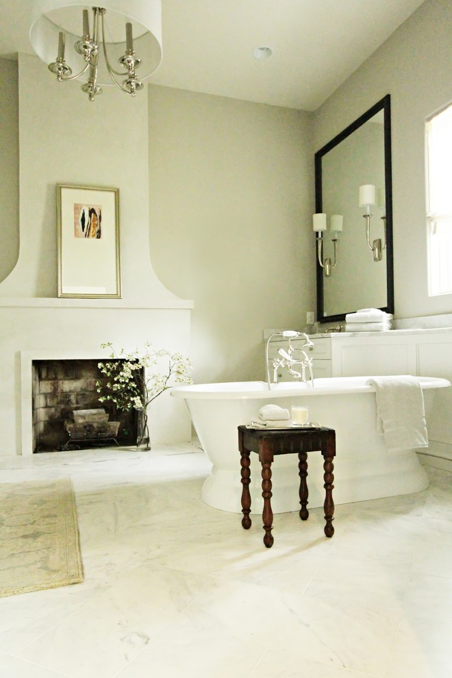 Источник вдохновения для домашнего уюта: большая главная ванная комната в стиле неоклассика (современная классика) с фасадами с декоративным кантом, белыми фасадами, отдельно стоящей ванной, открытым душем, раздельным унитазом, белой плиткой, каменной плиткой, белыми стенами, мраморным полом, врезной раковиной, мраморной столешницей и белым полом
