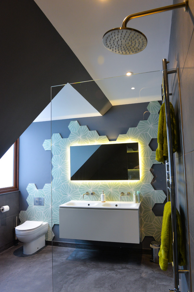 Foto på ett mellanstort funkis badrum med dusch, med grå skåp, en hörndusch, grön kakel, cementkakel och betonggolv