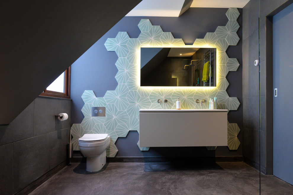Cette image montre une salle d'eau design de taille moyenne avec des portes de placard grises, une douche d'angle, un carrelage vert, des carreaux de béton et sol en béton ciré.