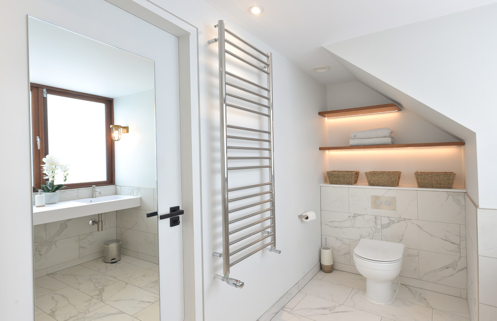 Стильный дизайн: детская ванная комната среднего размера в современном стиле с накладной ванной, открытым душем, унитазом-моноблоком, белой плиткой, цементной плиткой, белыми стенами, полом из керамогранита и накладной раковиной - последний тренд