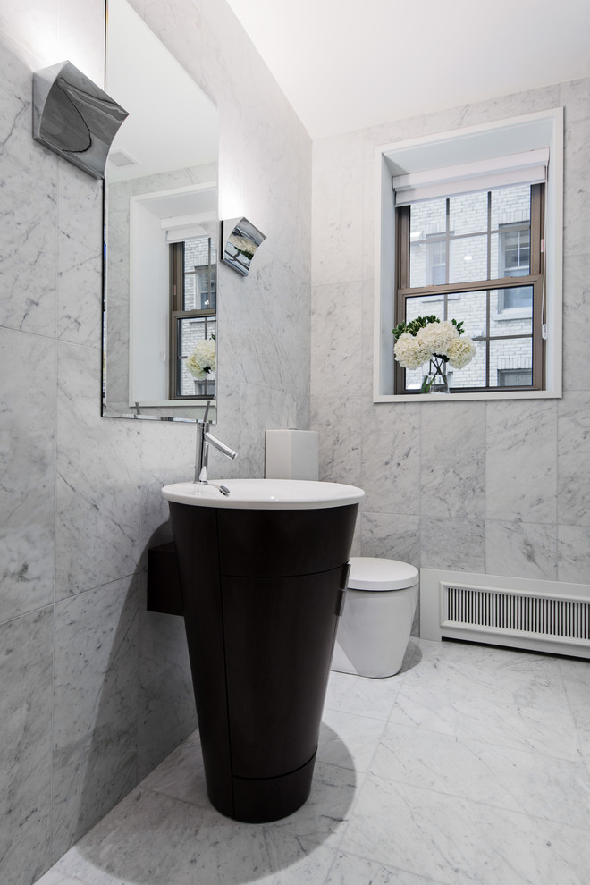 Пример оригинального дизайна: ванная комната в современном стиле с раковиной с пьедесталом и белой плиткой