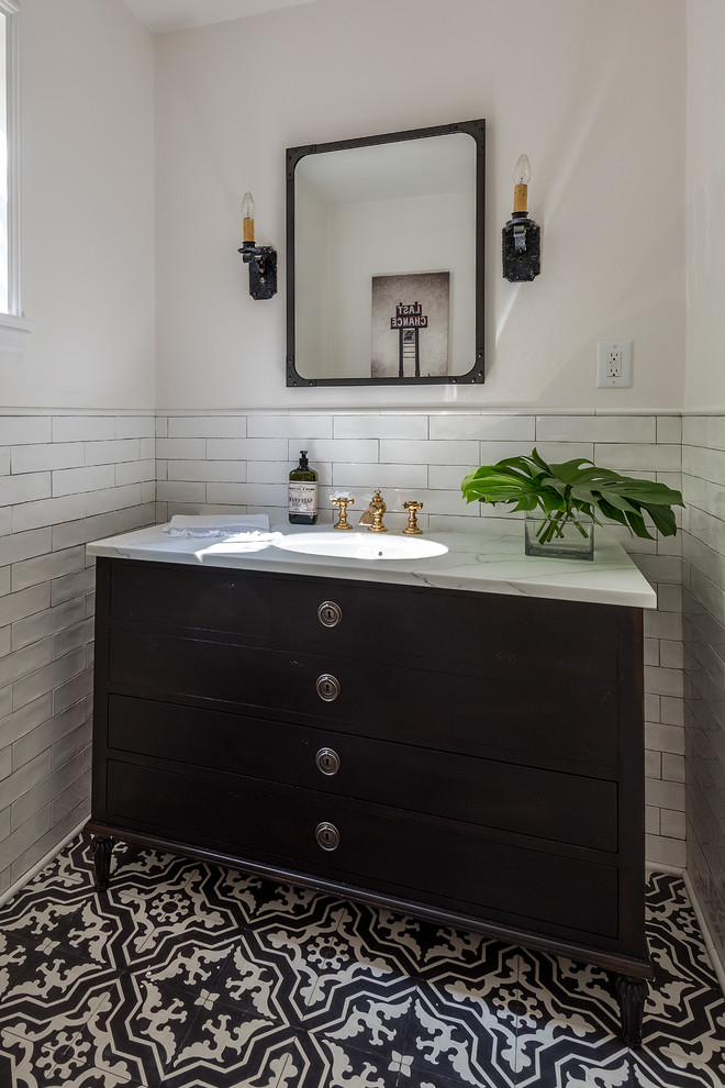 Idéer för att renovera ett mellanstort lantligt vit vitt badrum med dusch, med släta luckor, svarta skåp, vit kakel, tunnelbanekakel, marmorbänkskiva, vita väggar, cementgolv, ett undermonterad handfat och flerfärgat golv