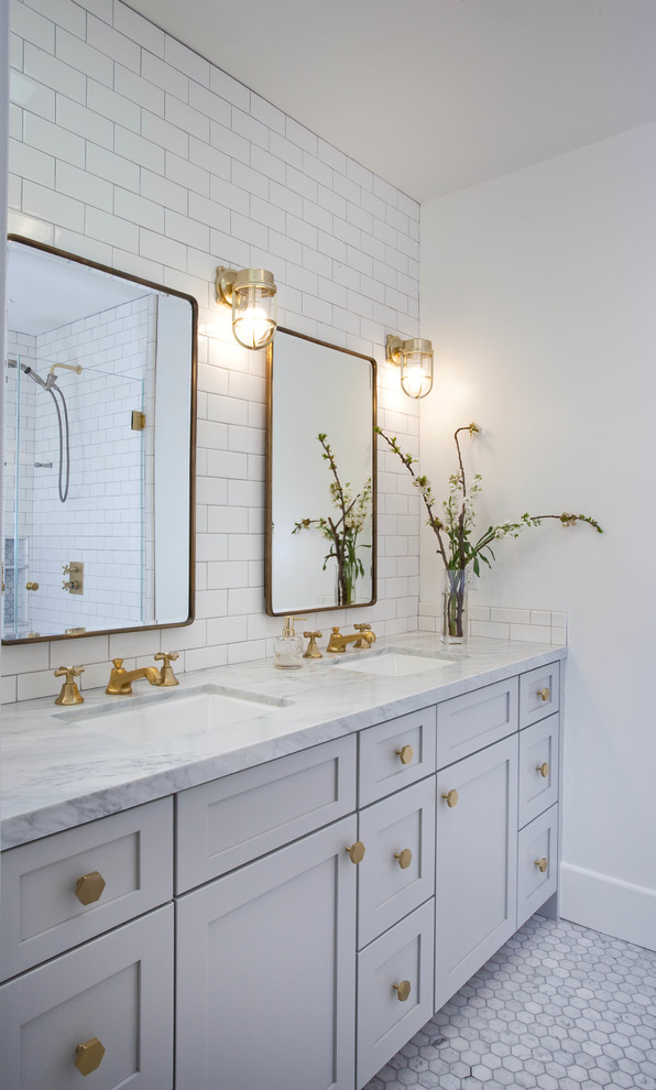 На фото: ванная комната в стиле неоклассика (современная классика) с фасадами в стиле шейкер, белыми фасадами, белой плиткой, плиткой кабанчик, белыми стенами, врезной раковиной и полом из мозаичной плитки