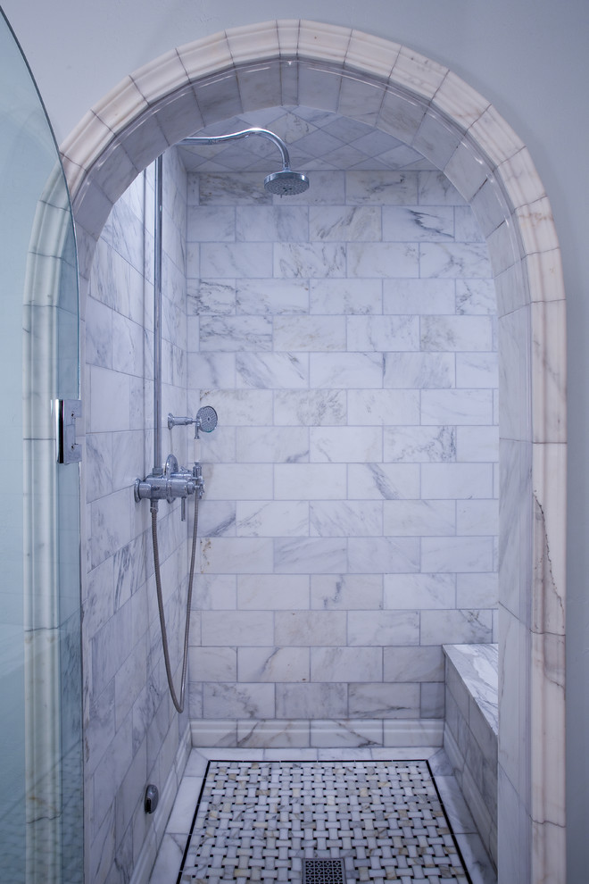 Стильный дизайн: главная ванная комната в стиле фьюжн с угловой ванной, открытым душем, белой плиткой, плиткой из листового камня, красными стенами и полом из мозаичной плитки - последний тренд