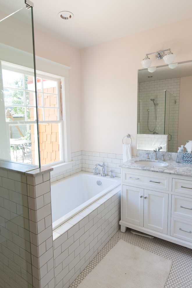 Источник вдохновения для домашнего уюта: главная ванная комната в стиле неоклассика (современная классика) с фасадами с утопленной филенкой, белыми фасадами, накладной ванной, душем в нише, розовой плиткой, керамической плиткой, полом из керамогранита, врезной раковиной, мраморной столешницей, белым полом и душем с распашными дверями