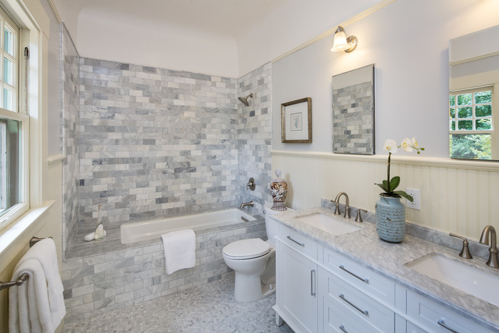 Ejemplo de cuarto de baño principal clásico pequeño con armarios tipo mueble, puertas de armario blancas, bañera encastrada, sanitario de una pieza, suelo de mármol, lavabo encastrado, encimera de mármol y suelo gris