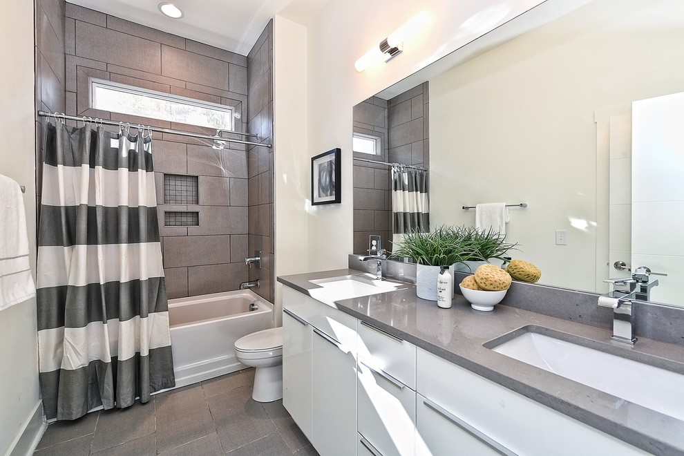 Idéer för ett klassiskt grå badrum med dusch, med släta luckor, vita skåp, ett badkar i en alkov, en dusch/badkar-kombination, grå kakel, vita väggar, ett undermonterad handfat, grått golv och dusch med duschdraperi