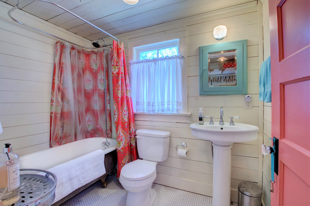 Bild på ett shabby chic-inspirerat badrum, med ett badkar med tassar, en dusch/badkar-kombination, en toalettstol med separat cisternkåpa, vita väggar, mosaikgolv, ett piedestal handfat, vitt golv och dusch med duschdraperi