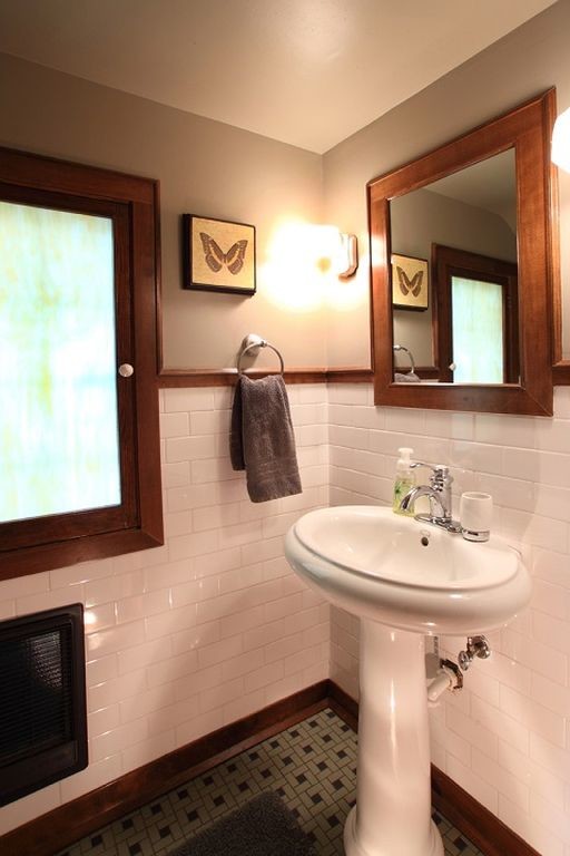Cette photo montre une petite salle de bain craftsman avec un carrelage blanc, un carrelage métro, un mur gris, un sol en carrelage de terre cuite, un lavabo de ferme et un sol vert.