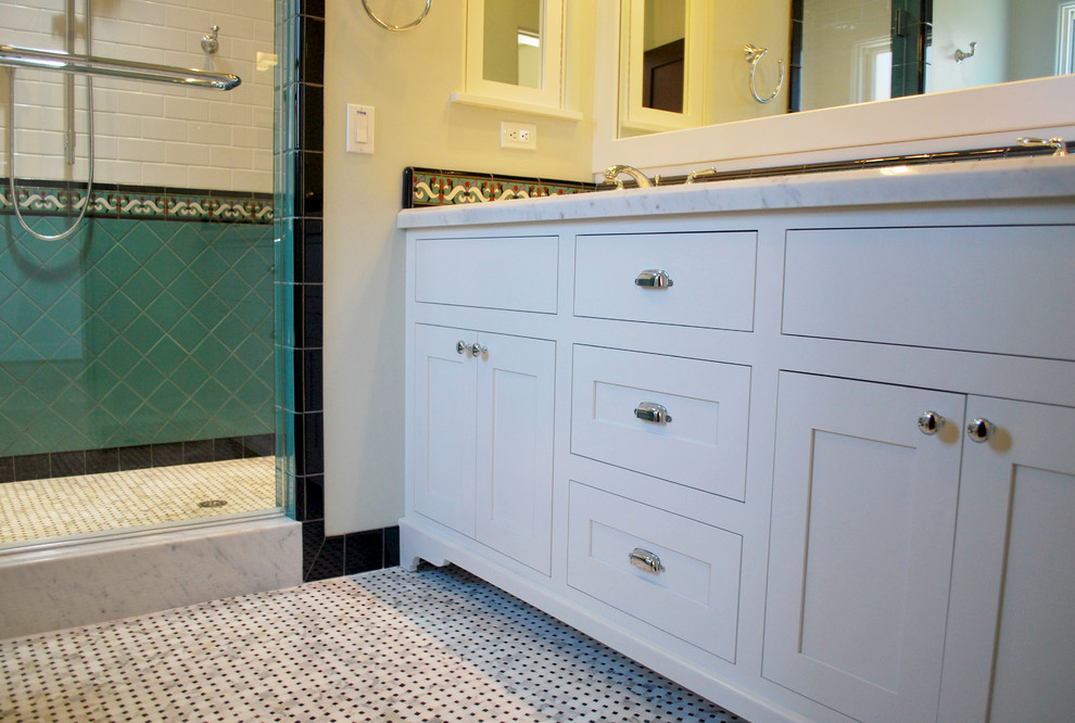 Idéer för att renovera ett medelhavsstil badrum med dusch, med skåp i shakerstil, vita skåp, en öppen dusch, grön kakel, tunnelbanekakel, gröna väggar, mosaikgolv, ett undermonterad handfat och marmorbänkskiva