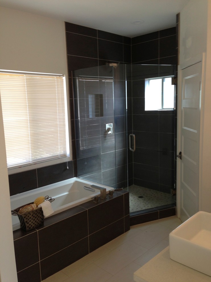 Bild på ett stort funkis en-suite badrum, med ett platsbyggt badkar, en hörndusch, svart kakel, porslinskakel, beige väggar, klinkergolv i porslin, ett nedsänkt handfat, beiget golv och dusch med gångjärnsdörr