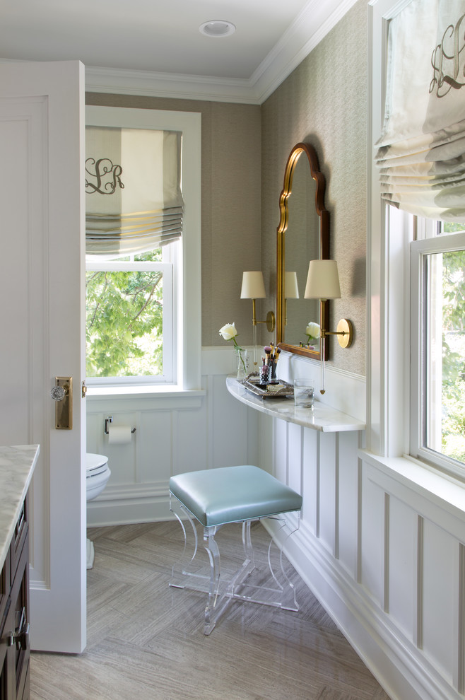 Idée de décoration pour une salle de bain tradition en bois foncé de taille moyenne avec une baignoire en alcôve, un combiné douche/baignoire, WC séparés, un carrelage gris, un carrelage de pierre, un mur beige, un sol en marbre, un lavabo encastré et un plan de toilette en marbre.