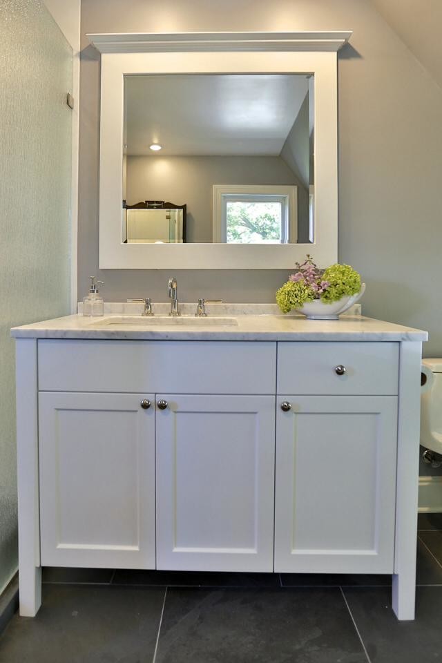Идея дизайна: главная ванная комната в современном стиле с белыми фасадами, мраморной столешницей, отдельно стоящей ванной, угловым душем, серой плиткой, каменной плиткой, серыми стенами и полом из сланца