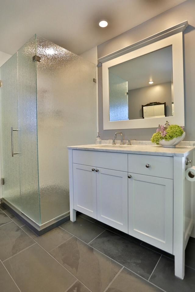 Свежая идея для дизайна: ванная комната в современном стиле с мраморной столешницей, отдельно стоящей ванной, угловым душем, серой плиткой, каменной плиткой, серыми стенами и полом из сланца - отличное фото интерьера
