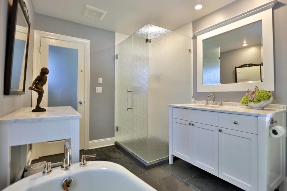 Свежая идея для дизайна: главная ванная комната в современном стиле с белыми фасадами, мраморной столешницей, отдельно стоящей ванной, угловым душем, серой плиткой, каменной плиткой, серыми стенами и полом из сланца - отличное фото интерьера