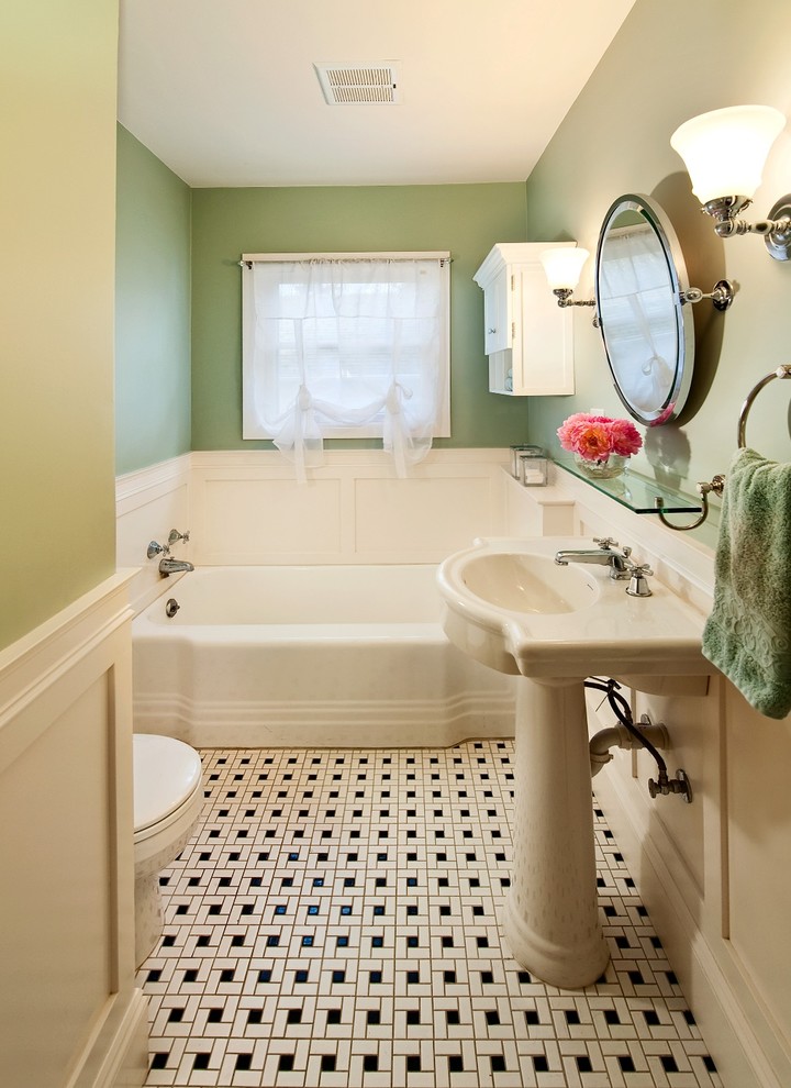 Esempio di una piccola stanza da bagno con doccia tradizionale con lavabo a colonna, vasca ad alcova, WC a due pezzi, piastrelle nere, piastrelle in ceramica, pavimento con piastrelle in ceramica e pareti verdi