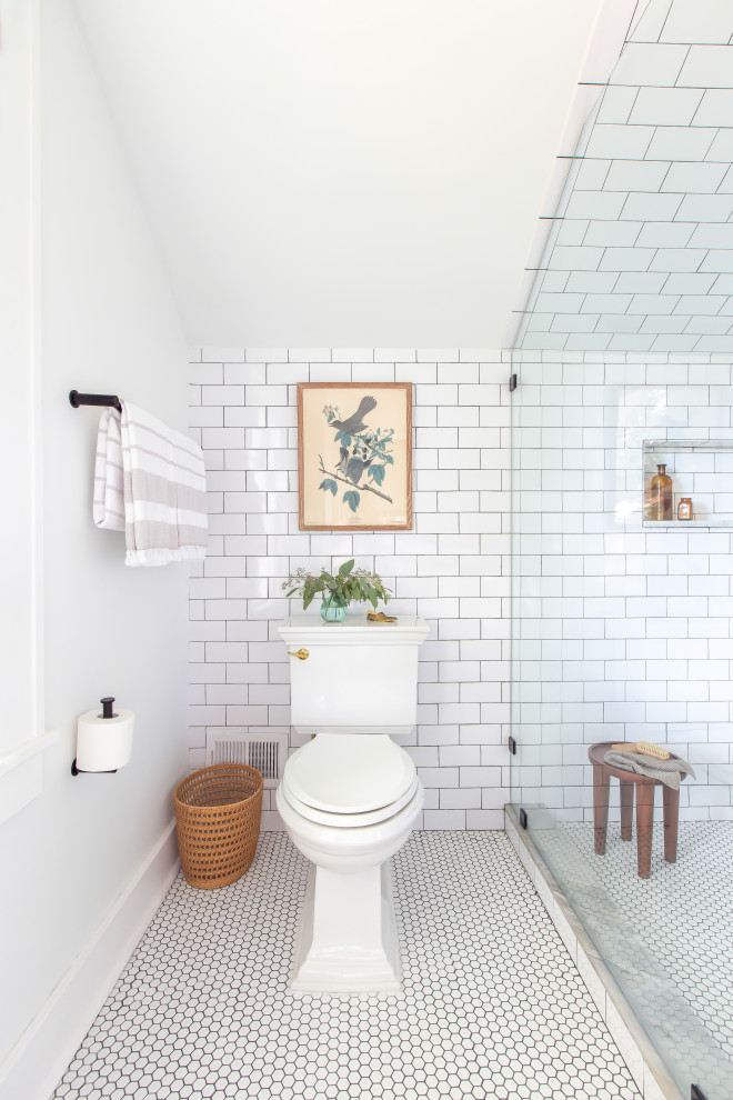 Inspiration för ett vintage grå grått en-suite badrum, med skåp i shakerstil, vita skåp, en dubbeldusch, en toalettstol med separat cisternkåpa, vit kakel, porslinskakel, vita väggar, ett undermonterad handfat, marmorbänkskiva och dusch med gångjärnsdörr