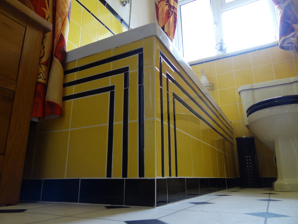 Ispirazione per una piccola stanza da bagno per bambini minimalista con vasca da incasso, vasca/doccia, WC monopezzo, piastrelle gialle, piastrelle in ceramica, pavimento in vinile e lavabo a colonna