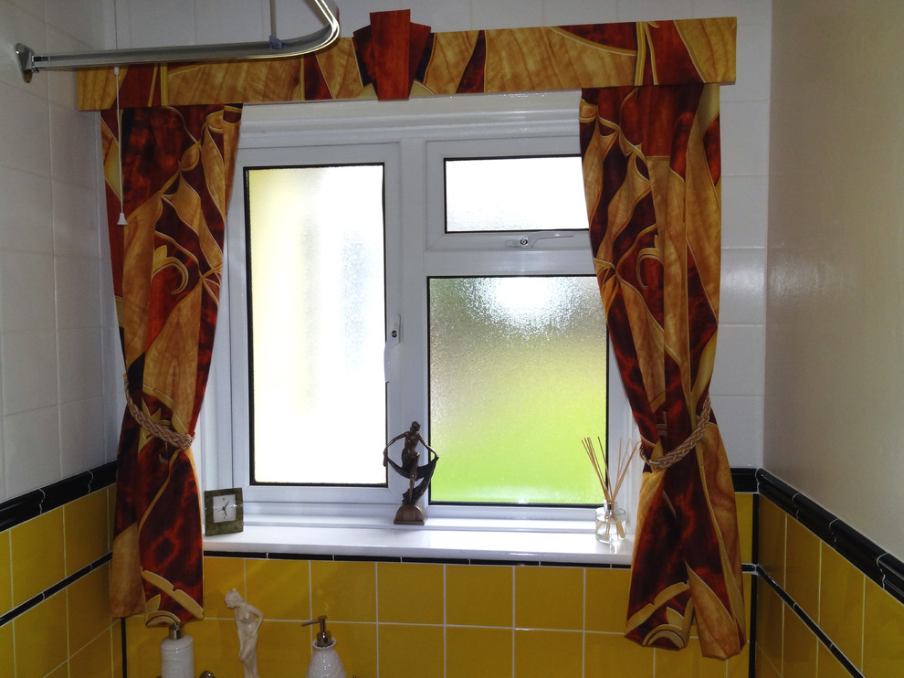 Kleines Mid-Century Kinderbad mit Einbaubadewanne, Duschbadewanne, Toilette mit Aufsatzspülkasten, gelben Fliesen, Keramikfliesen, Vinylboden und Sockelwaschbecken in Hampshire