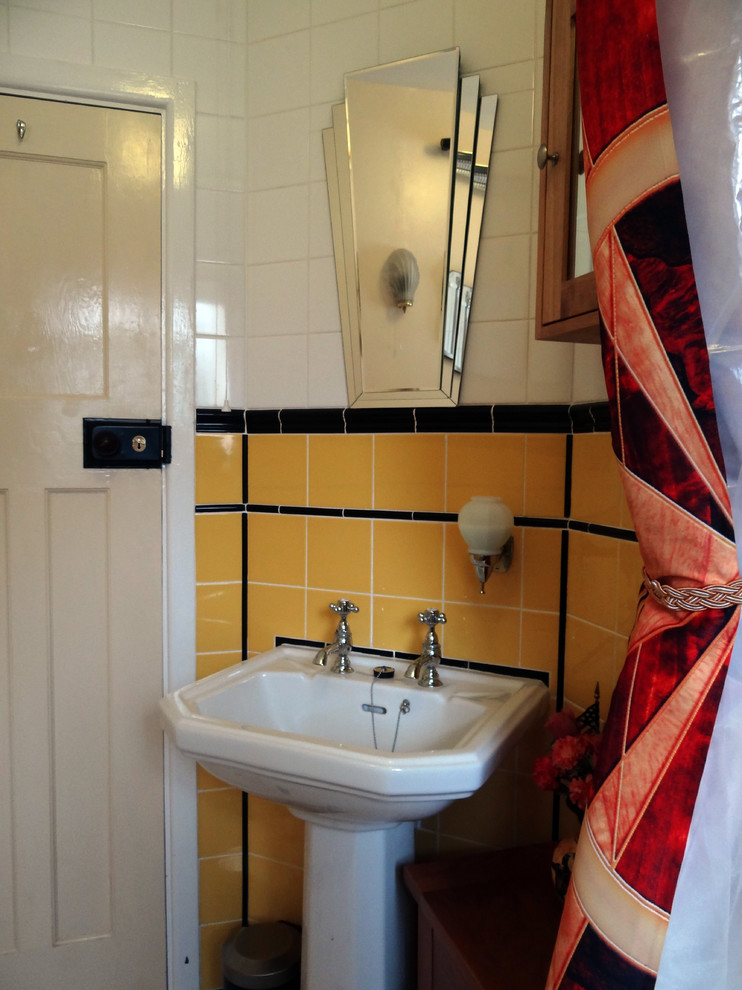 Источник вдохновения для домашнего уюта: маленькая детская ванная комната в стиле ретро с накладной ванной, душем над ванной, унитазом-моноблоком, желтой плиткой, керамической плиткой, полом из винила и раковиной с пьедесталом для на участке и в саду