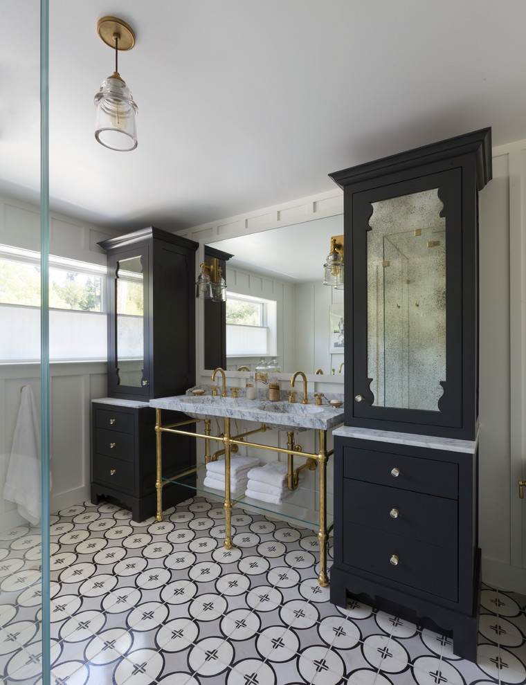 Foto på ett vintage en-suite badrum, med luckor med infälld panel, vita skåp, marmorbänkskiva, ett fristående badkar, en hörndusch, grå kakel, cementkakel, vita väggar och ett konsol handfat