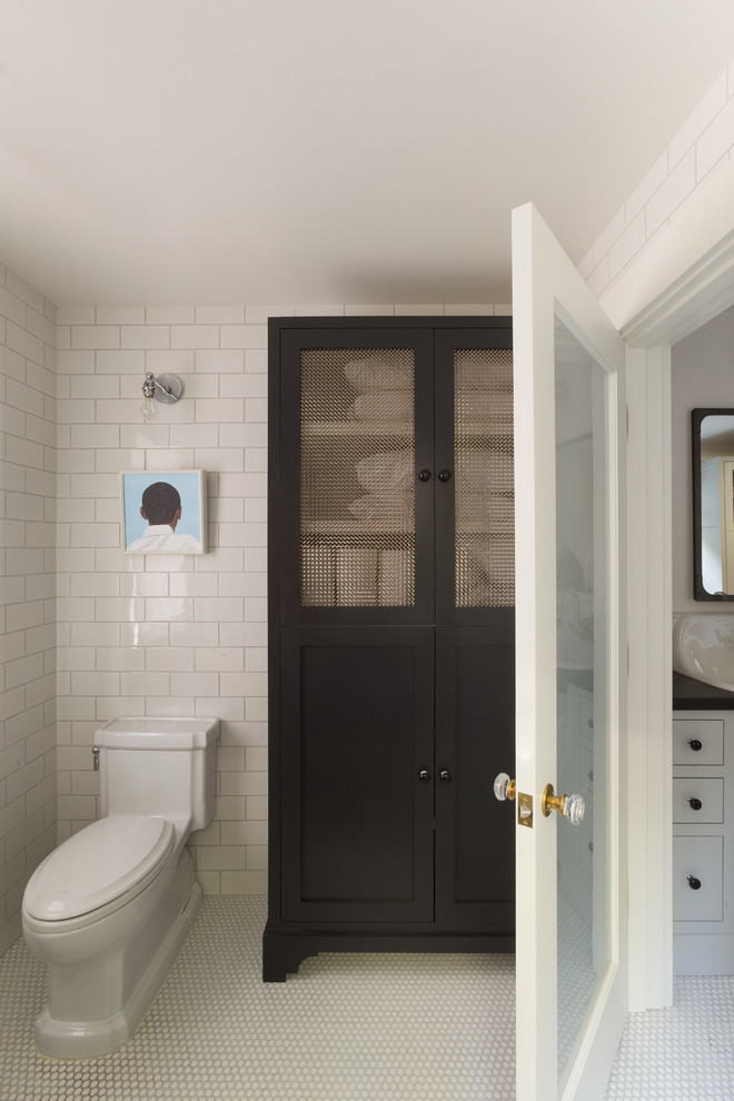 На фото: детская ванная комната в стиле неоклассика (современная классика) с плоскими фасадами, белыми фасадами, раздельным унитазом, белой плиткой, плиткой кабанчик, белыми стенами и полом из мозаичной плитки