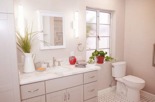 Immagine di una stanza da bagno padronale tradizionale con ante in stile shaker, ante bianche, doccia a filo pavimento, WC monopezzo, pistrelle in bianco e nero e top in marmo