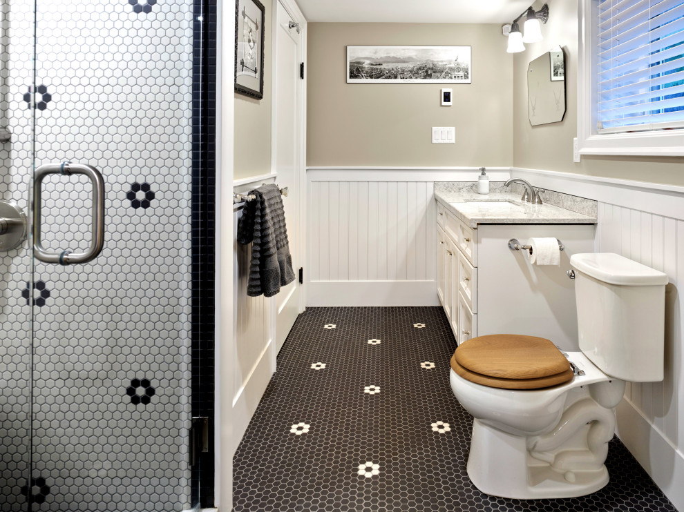 Amerikansk inredning av ett mellanstort grå grått badrum med dusch, med skåp i shakerstil, vita skåp, en dusch i en alkov, en toalettstol med separat cisternkåpa, mosaik, grå väggar, mosaikgolv, ett undermonterad handfat, bänkskiva i kvarts, svart golv, dusch med gångjärnsdörr och vit kakel