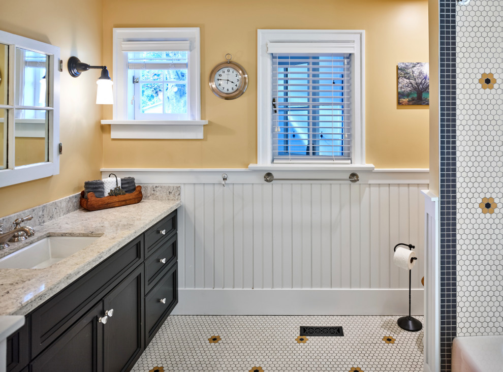 Свежая идея для дизайна: ванная комната среднего размера в стиле неоклассика (современная классика) с ванной в нише, душем над ванной, раздельным унитазом, плиткой мозаикой, желтыми стенами, полом из мозаичной плитки, врезной раковиной, столешницей из искусственного кварца, разноцветным полом, шторкой для ванной, бежевой столешницей, тумбой под одну раковину, встроенной тумбой, панелями на стенах, душевой кабиной, фасадами с утопленной филенкой и черными фасадами - отличное фото интерьера