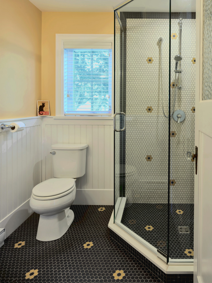 Inredning av ett amerikanskt mellanstort badrum med dusch, med en hörndusch, en toalettstol med separat cisternkåpa, flerfärgad kakel, mosaik, gula väggar, mosaikgolv, svart golv och dusch med gångjärnsdörr