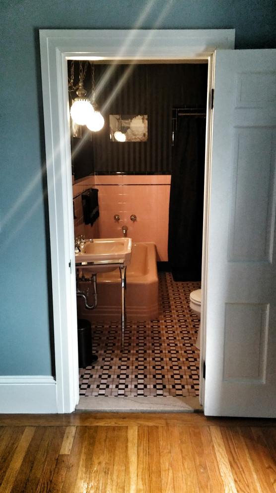 Источник вдохновения для домашнего уюта: главная ванная комната в классическом стиле с отдельно стоящей ванной, душем в нише, унитазом-моноблоком, розовой плиткой, керамической плиткой, черными стенами, полом из мозаичной плитки, раковиной с пьедесталом, розовым полом, шторкой для ванной, тумбой под одну раковину и обоями на стенах