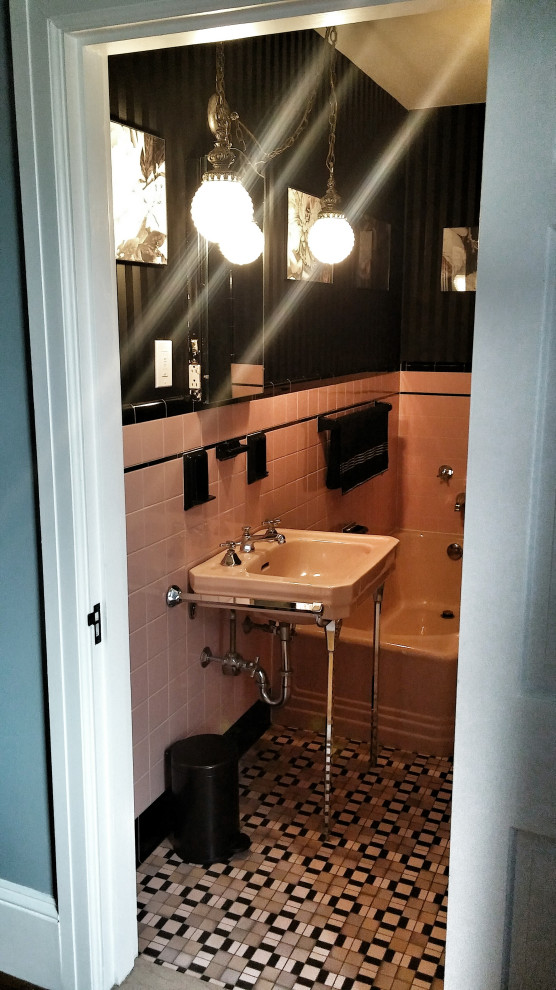 Foto på ett vintage en-suite badrum, med ett fristående badkar, en dusch i en alkov, en toalettstol med hel cisternkåpa, rosa kakel, keramikplattor, svarta väggar, mosaikgolv, ett piedestal handfat, rosa golv och dusch med duschdraperi