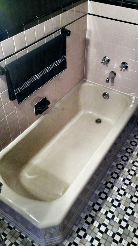 Idéer för ett klassiskt en-suite badrum, med ett fristående badkar, en dusch i en alkov, en toalettstol med hel cisternkåpa, rosa kakel, keramikplattor, svarta väggar, mosaikgolv, ett piedestal handfat, rosa golv och dusch med duschdraperi