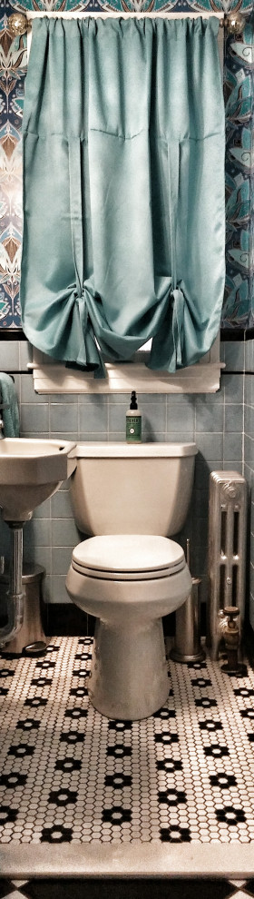 Foto de cuarto de baño único clásico con sanitario de una pieza, baldosas y/o azulejos azules, baldosas y/o azulejos de cerámica, suelo de baldosas de cerámica, aseo y ducha, lavabo suspendido y papel pintado