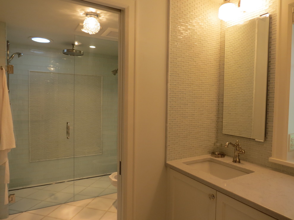 Exempel på ett mellanstort amerikanskt badrum, med vita skåp, en kantlös dusch och glaskakel