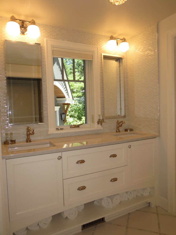 Immagine di una stanza da bagno padronale stile americano di medie dimensioni con ante bianche, doccia a filo pavimento e piastrelle di vetro