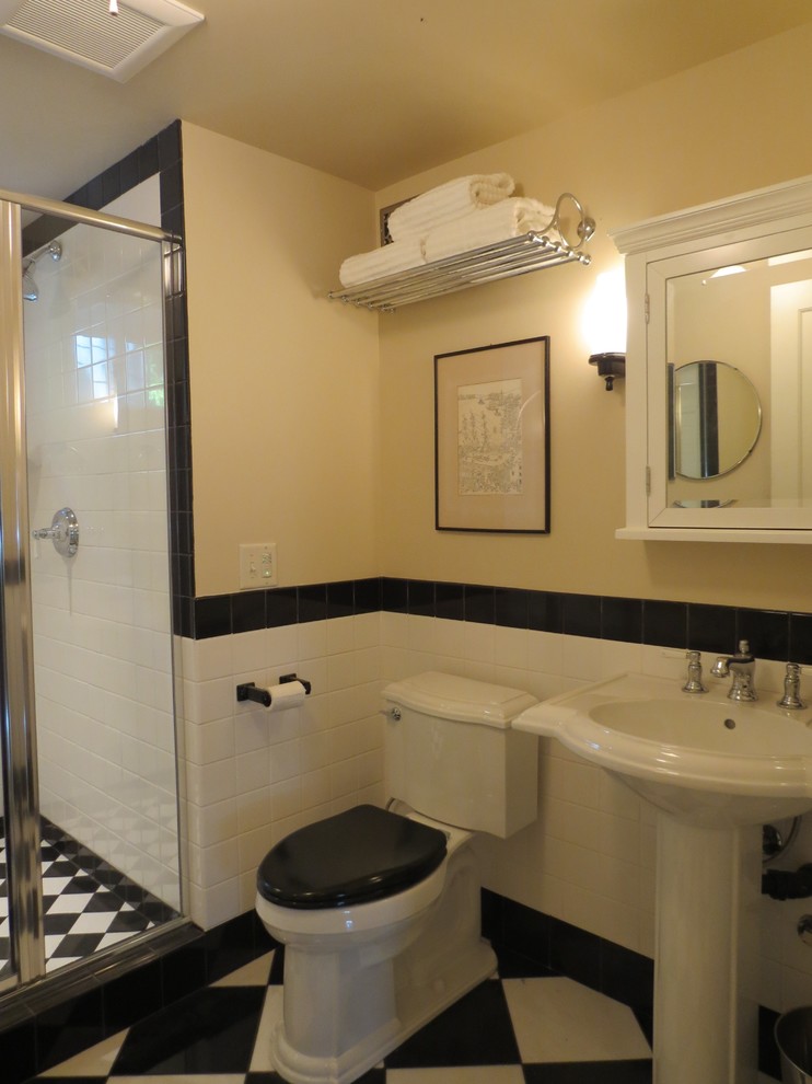 Immagine di una stanza da bagno stile americano di medie dimensioni