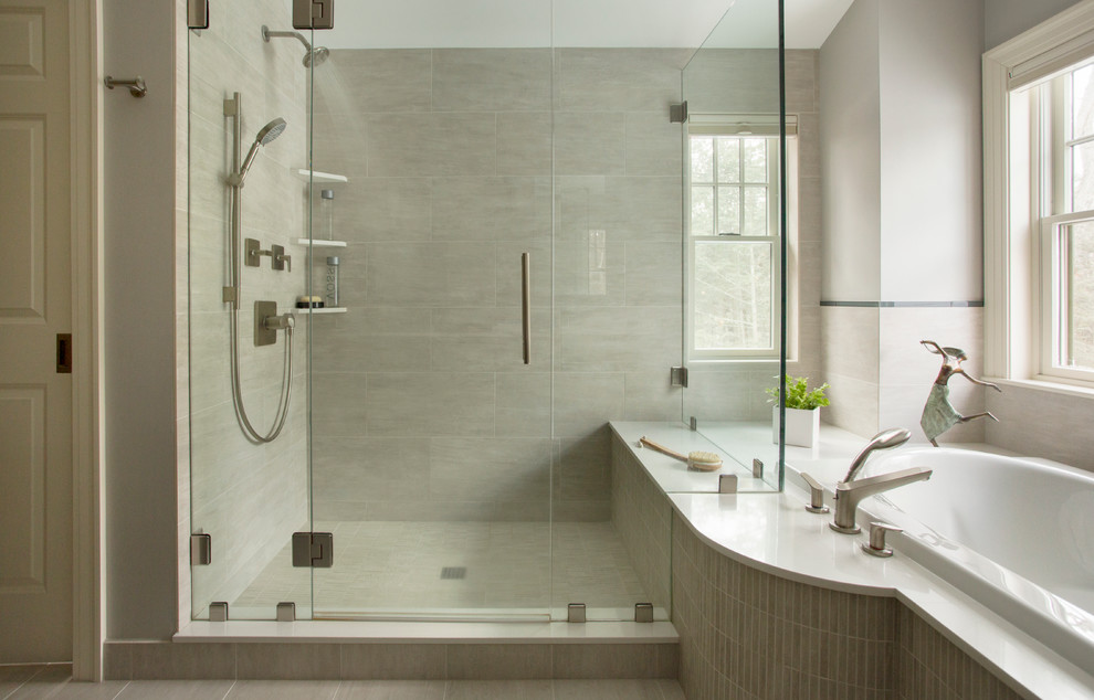 Immagine di una stanza da bagno contemporanea con vasca da incasso, doccia alcova e piastrelle grigie