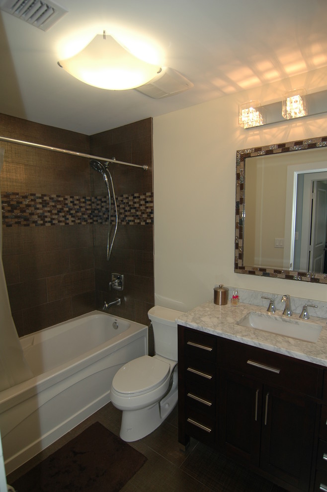 Imagen de cuarto de baño tradicional renovado pequeño con armarios con paneles lisos, puertas de armario marrones, suelo de baldosas de porcelana, lavabo bajoencimera y encimera de granito