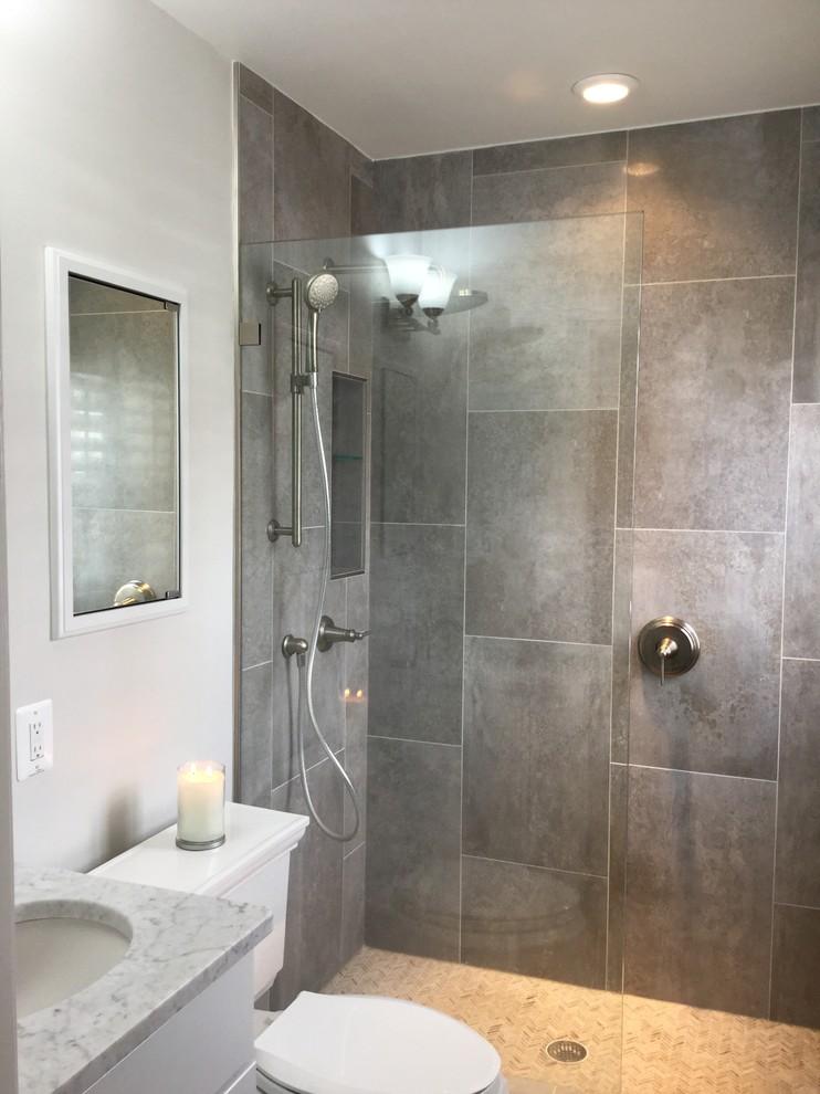 Idéer för små vintage en-suite badrum, med ett undermonterad handfat, skåp i shakerstil, vita skåp, marmorbänkskiva, en öppen dusch, en toalettstol med separat cisternkåpa, grå kakel, porslinskakel, grå väggar och klinkergolv i porslin