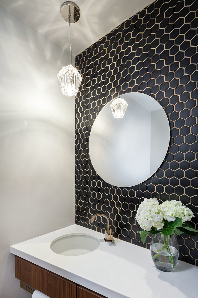 Esempio di una piccola stanza da bagno moderna con ante lisce, ante in legno scuro, piastrelle nere, piastrelle in gres porcellanato, pareti grigie, lavabo sottopiano e top in quarzo composito