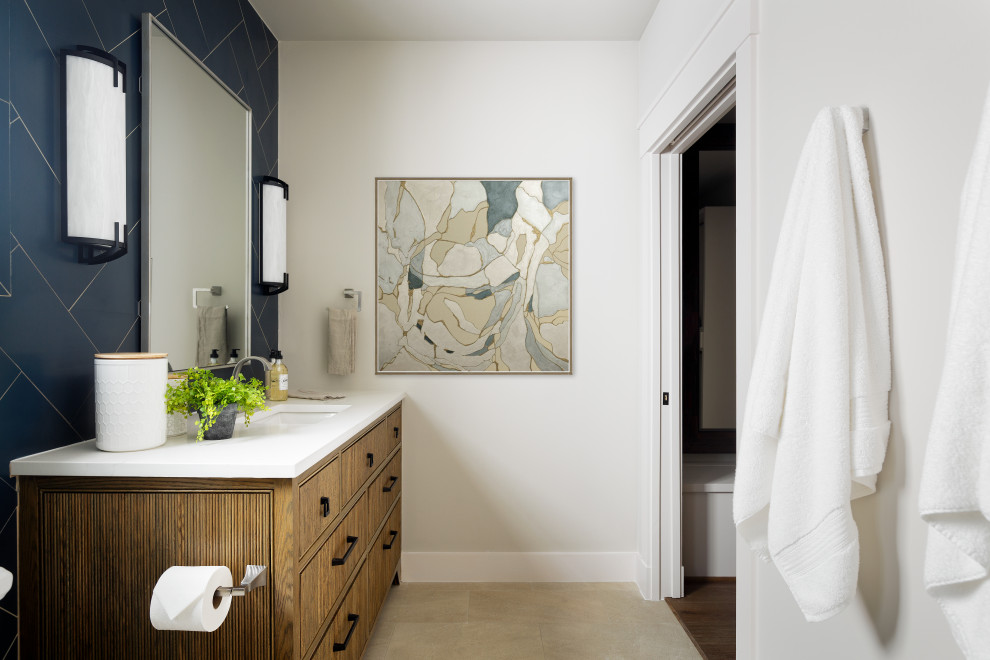 Пример оригинального дизайна: маленькая главная ванная комната в стиле неоклассика (современная классика) с душем в нише, керамической плиткой, полом из керамогранита, врезной раковиной, столешницей из кварцита, белой столешницей, тумбой под одну раковину, напольной тумбой, плоскими фасадами, фасадами цвета дерева среднего тона, синей плиткой, белыми стенами и бежевым полом для на участке и в саду