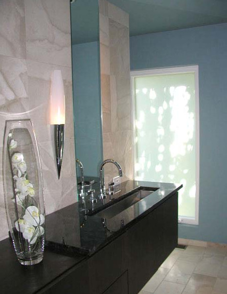 Inspiration pour une salle de bain principale design en bois foncé de taille moyenne avec un placard à porte plane, une douche ouverte, un carrelage beige, du carrelage en pierre calcaire, un sol en calcaire, un lavabo encastré, un plan de toilette en marbre et aucune cabine.