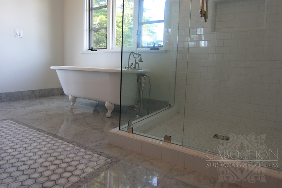 サンディエゴにあるトラディショナルスタイルのおしゃれな浴室の写真