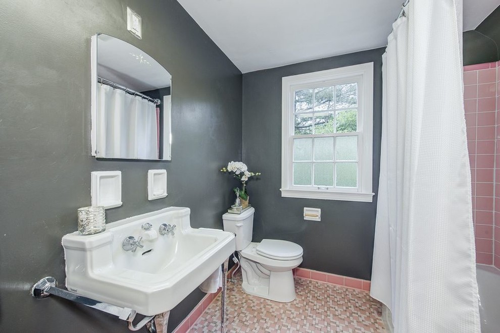 На фото: главная ванная комната среднего размера в стиле ретро с душем над ванной, розовой плиткой, керамической плиткой, коричневыми стенами, полом из мозаичной плитки, раковиной с пьедесталом, розовым полом и шторкой для ванной с