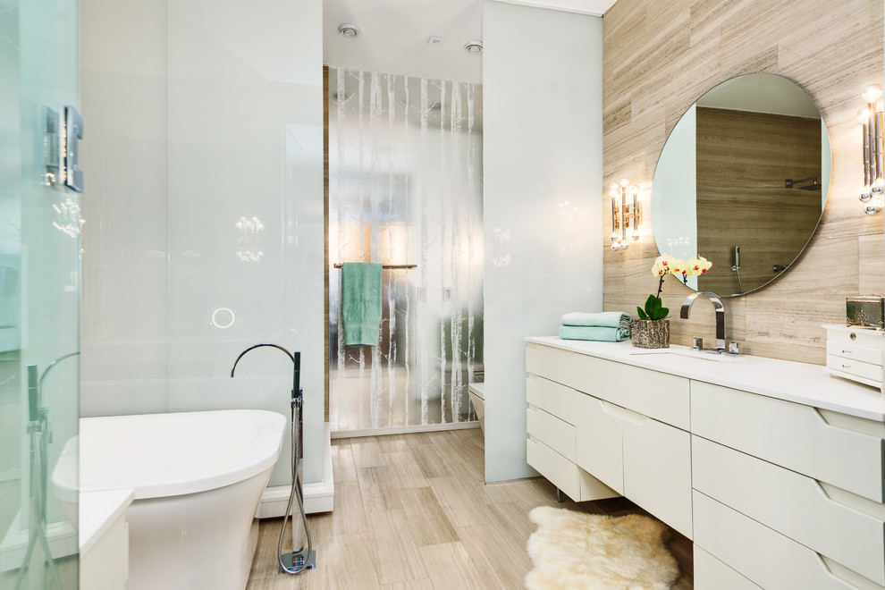 Idee per una stanza da bagno con doccia design con ante lisce, ante bianche, vasca freestanding, piastrelle beige, pareti beige, lavabo sottopiano e pavimento beige