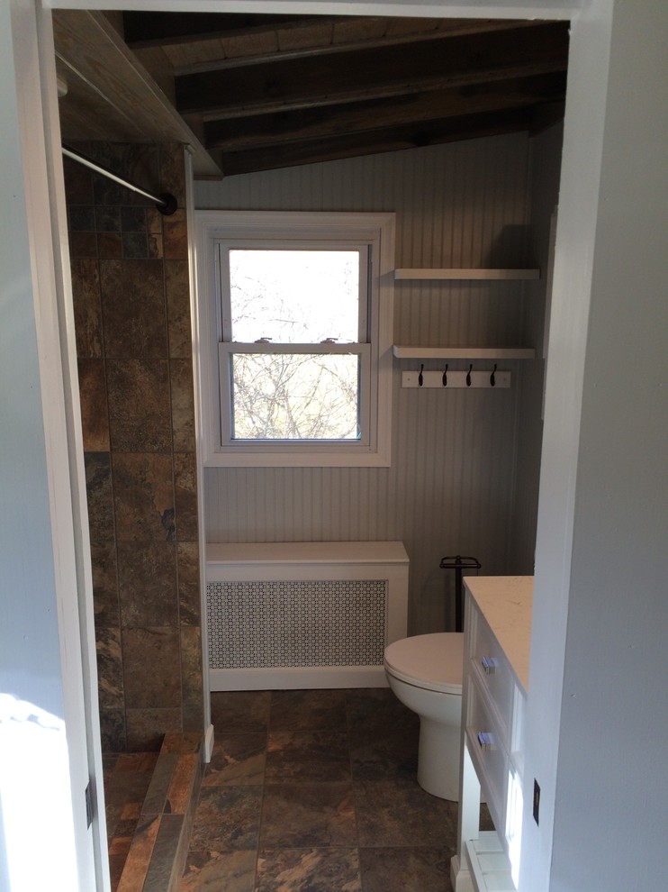 Cette photo montre une petite salle de bain nature avec un placard en trompe-l'oeil, des portes de placard blanches, une douche ouverte, WC séparés, un carrelage multicolore, des carreaux de céramique, un mur gris, un sol en carrelage de céramique et un lavabo intégré.